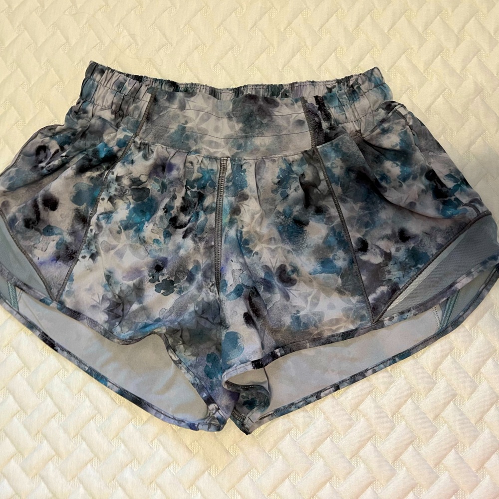 Lululemon Low Rise 2.5 Hotty Hot shorts -Sz 4 reg Great Condition!